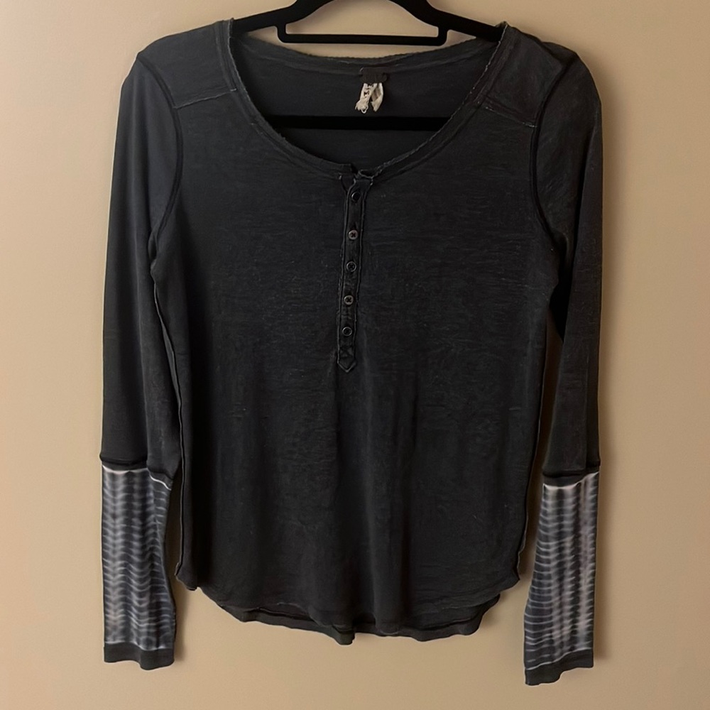 We the Free Gray Button-Down Long Sleeve Top with Tie-Dye Sleeve Detail- Size M